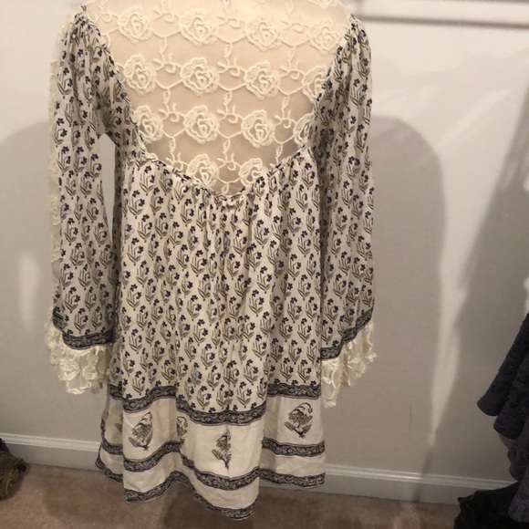 Tunic with lace detail - Picture 2 of 5